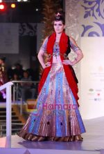 Model walks the ramp for Sonia Mehra at Aamby Valley India Bridal Week day 5 on 2nd Nov 2010 (34).JPG